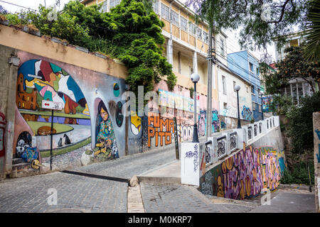 VALPARAISO, CHILI - 27 octobre 2016 : Street art graffiti dans Concepcion et Alegre districts. Valparaiso est célèbre pour son association avec des peintures murales réalisées par Banque D'Images