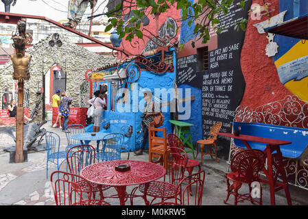 Calle jon de Hamel dans la région de Centro Habana est dédié à religions afro-cubaines à travers l'art créé par Salvador González et ses collaborateurs Banque D'Images