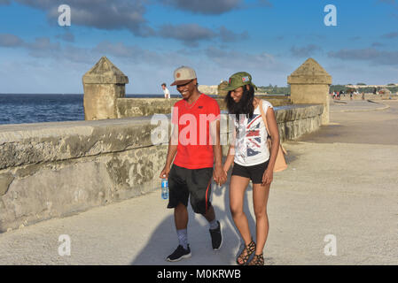 Jeune couple, malecon, La Havane Banque D'Images