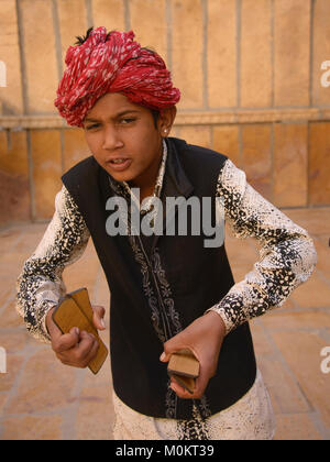 Enfants musiciens de la rue à l'extérieur de la Patwon Ji Ki Haveli, Jaisalmer, Rajasthan, India Banque D'Images