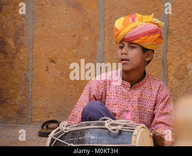 Enfants musiciens de la rue à l'extérieur de la Patwon Ji Ki Haveli, Jaisalmer, Rajasthan, India Banque D'Images