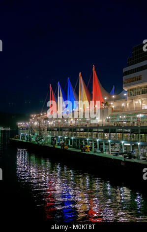 La Place du Canada, voiles et terminal de croisière quai de nuit, Vancouver, British Columbia, Canada Banque D'Images