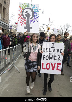 Des centaines de milliers de New-Yorkais ont participé à la Marche des femmes à New York sur le premier anniversaire de l'atout de Donald's innauguration, Jan.20, Banque D'Images