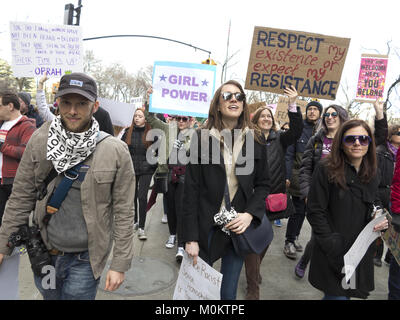 Des centaines de milliers de New-Yorkais ont participé à la Marche des femmes à New York sur le premier anniversaire de l'atout de Donald's innauguration, Jan.20, Banque D'Images