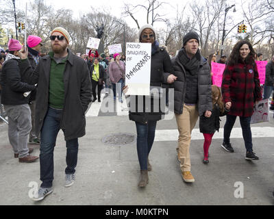 Des centaines de milliers de New-Yorkais ont participé à la Marche des femmes à New York sur le premier anniversaire de l'atout de Donald's innauguration, Jan.20, Banque D'Images