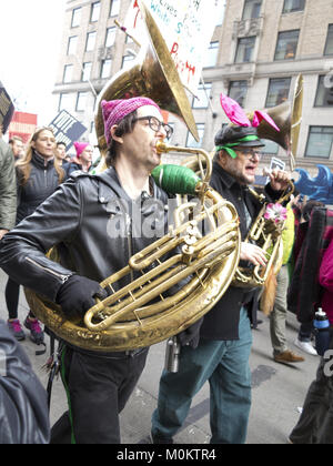 Des centaines de milliers de New-Yorkais ont participé à la Marche des femmes à New York sur le premier anniversaire de l'atout de Donald's innauguration, Jan.20, Banque D'Images