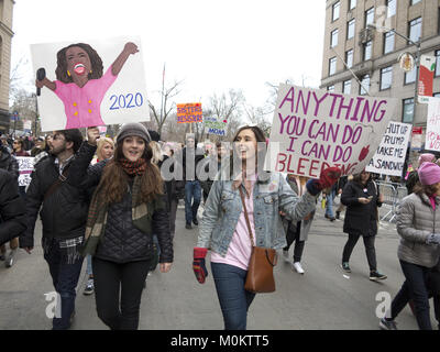 Des centaines de milliers de New-Yorkais ont participé à la Marche des femmes à New York sur le premier anniversaire de l'atout de Donald's innauguration, Jan.20, Banque D'Images
