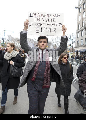 Des centaines de milliers de New-Yorkais ont participé à la Marche des femmes à New York sur le premier anniversaire de l'atout de Donald's innauguration, Jan.20, Banque D'Images