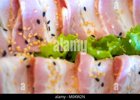 Kamaboko rose, tranches de gâteau de poissons japonais de porc, coupé en tranches et les tranches de porc porc au bacon et udon Noodle sur des plaques, pour sukoyaki et yakiniku h Banque D'Images