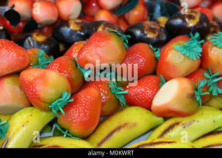 Des pâtisseries siciliennes typiques d'amande en forme de fruits de couleur différentes aussi connu comme frutta martorana. Banque D'Images