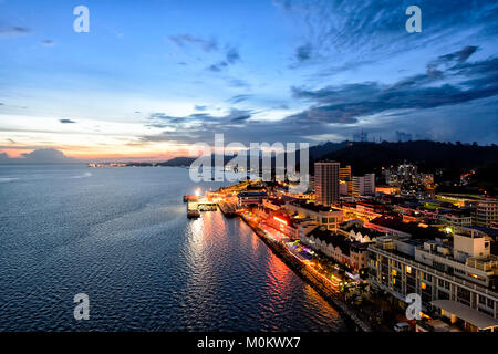 Coucher de soleil spectaculaire sur Sandakan, Sabah, Bornéo, Malaisie Banque D'Images