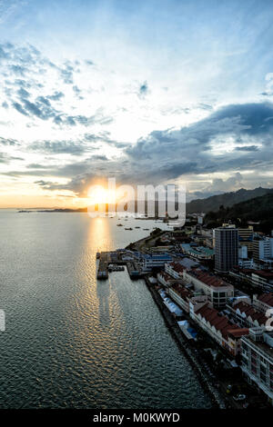 Spectaculaire coucher de soleil sur la baie de Sandakan et la mer de Sulu, Sabah, Bornéo, Malaisie Banque D'Images