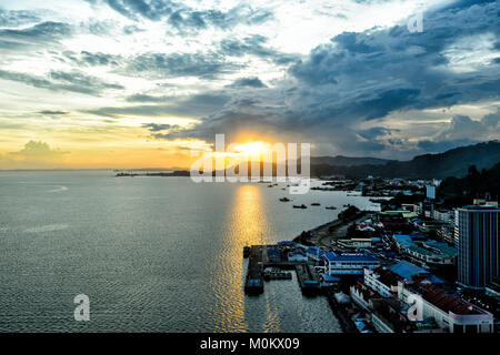 Spectaculaire coucher de soleil sur la baie de Sandakan et la mer de Sulu, Sabah, Bornéo, Malaisie Banque D'Images