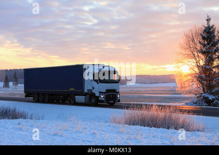 SALO, FINLANDE - le 19 janvier 2018 : Blanc Renault Trucks T semi-remorque transporte des marchandises le long de la route au coucher du soleil d'hiver dans le sud de la Finlande. Banque D'Images