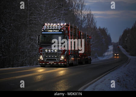 SALO, FINLANDE - le 19 janvier 2018 : Des Volvo FH16 750 camion d'exploitation forestière de R.M. Enberg Transport Ab s'allume l'obscurité qu'elle transporte un chargement d'un journal Banque D'Images