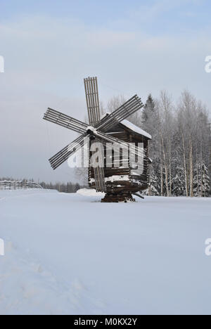 Un moulin à vent en bois dans le musée 'petit Korely'. La Russie, Moscow Banque D'Images