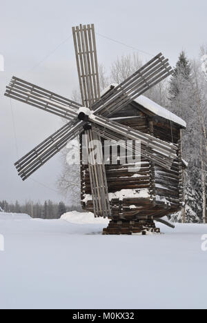 Un moulin à vent en bois dans le musée 'petit Korely'. La Russie, Moscow Banque D'Images