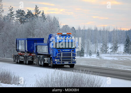 SALO, FINLANDE - le 19 janvier 2018 : camion Scania Bleu de E Gustafsson pour la construction se déplace le long de la route dans le sud de la Finlande à l'hiver. dusktime Banque D'Images