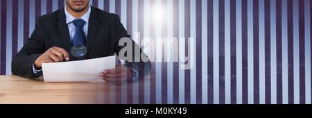 Businessman reading documents avec loupe Banque D'Images