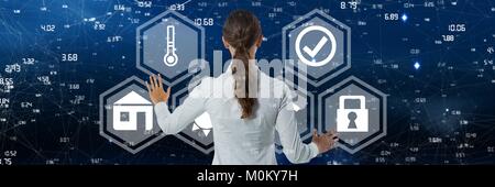 Woman touching home interface en nappes Banque D'Images