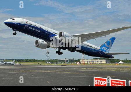 Boeing 787 Dreamliner décollant au salon aéronautique international de Farnborough dans une montée à zoom dynamique. En couleur d'entreprise Boeing, palette de couleurs. Boeing 787-9 Banque D'Images