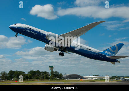 Boeing 787 Dreamliner décollant au salon aéronautique international de Farnborough dans une montée à zoom dynamique. En couleur d'entreprise Boeing, palette de couleurs. Boeing 787-9 Banque D'Images