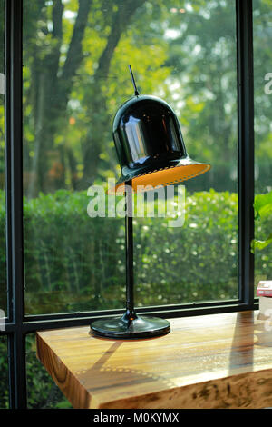 Retro lampe et Luminaire rond Retour sur table. Banque D'Images