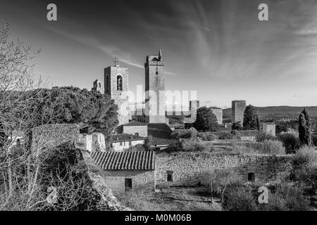 Le noir et blanc vue sur San Gimignano du château ruines, Sienne, Toscane, Italie Banque D'Images