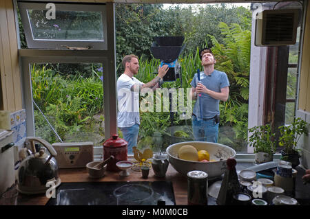 L'équipe d'éclairage mise en place pour le tournage à l'extérieur d'une maison. Banque D'Images