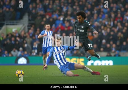 Willian de Chelsea échappe à un plaquage de Solly Mars de Brighton au cours de la Premier League match entre Brighton et Hove Albion et Chelsea à l'American Express Community Stadium à Brighton et Hove. 20 Jan 2018 Banque D'Images