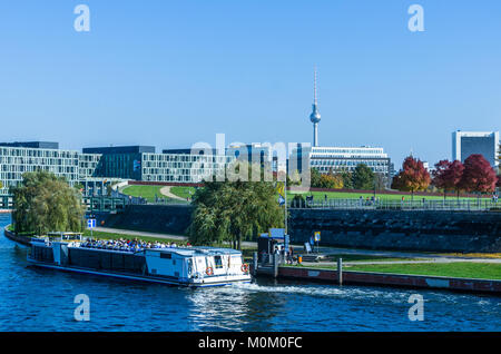 Voyage en bateau sur la Spree à Berlin avec panorama de la ville en arrière-plan. Utilisation pour la saison allemande de marketing. Banque D'Images