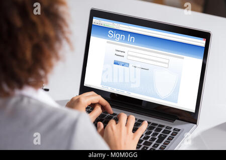 Close-up of a Businesswoman Signature en site sur ordinateur portable sur 24 Banque D'Images