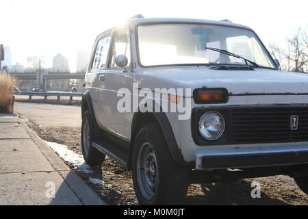 L'un des premiers vus dans le monde, la Russie est l'exportation d'usine Lada Niva (voiture) à Calgary (Alberta) au Canada, près de la rive de la rivière Bow. Et robuste Banque D'Images