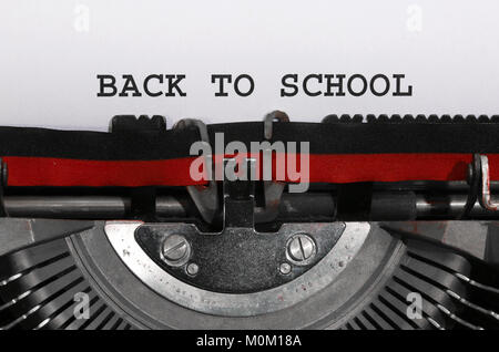 Retour au texte SCHOOLwritten avec la machine à écrire sur feuille blanche Banque D'Images