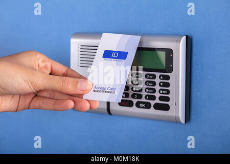 Close-up of a person's Hand Holding Système de sécurité Key Card près de Banque D'Images