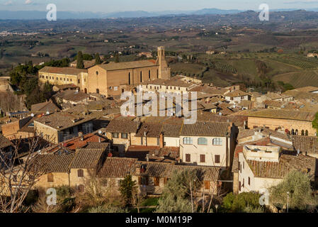 Vue aérienne de San Gimignano et l'église de Sant'Agostino dans la lumière du midi, Sienne, Toscane, Italie Banque D'Images