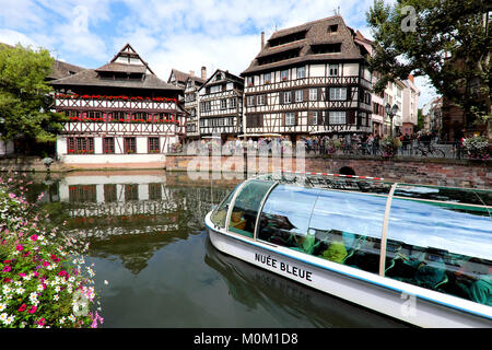 Bateau rivière passant maison des Tanneurs dite Gerwerstub restaurant (à gauche) et la Petite France sur l'île de la Grande-Île, Strasbourg, Alsace, France Banque D'Images