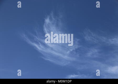 Des nuages dans le ciel bleu Banque D'Images