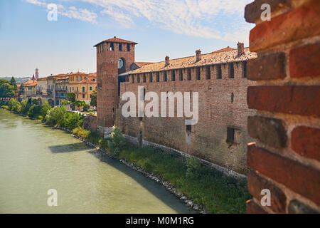 Vue de l'ancien château de Castel Vecchio Castelvecchio ou pont Scaliger sur Adige Banque D'Images