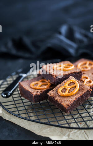 Brownies au chocolat maison avec Bretzels salés sur le dessus, Close up, fond sombre Banque D'Images