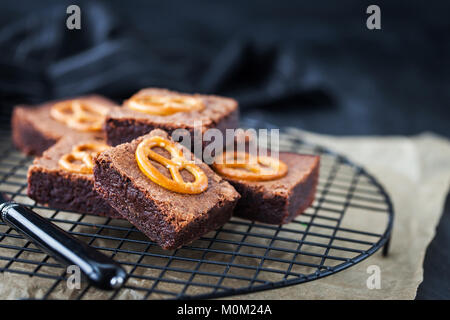 Brownies au chocolat maison avec Bretzels salés sur le dessus, Close up, fond sombre Banque D'Images