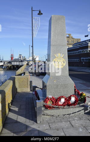 Le mémorial de guerre de la marine marchande dans la région de Harwich Essex Banque D'Images