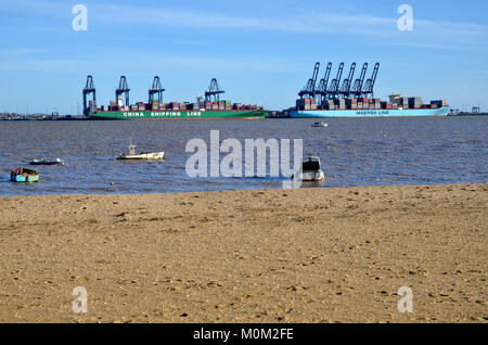 Une vue du port de Felixstowe de Harwich à Harwich Harbour dans Banque D'Images
