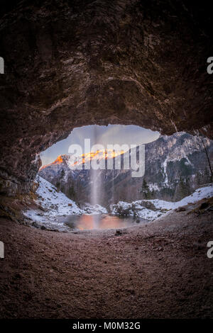 Vue depuis la chute d'une grotte pour Goriuda et le soleil brille sur les montagnes dans les Alpes italiennes Banque D'Images