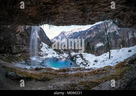 Avis de : cave à chute d'Goriuda avec lac turquoise dans la neige a couvert les points d'Italien Banque D'Images