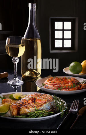 Pavé de saumon et de crevettes au vin blanc, herbes, épices, de limette et de citron sur la table Banque D'Images