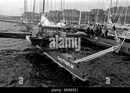 AJAXNETPHOTO. 1982. ST.MALO, FRANCE - Route du Rhum - le TRIMARAN HYDROPTÈRE GAUTIER III SKIPPÉ PAR JEAN YVES TERLAIN DANS BASSIN VAUBIN MARINA SE PRÉPARE POUR LE DÉPART. PHOTO:JONATHAN EASTLAND/AJAX REF:821007 11015  Banque D'Images