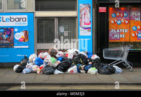 Sacs à ordures dans une rue de Londres, Angleterre, Grande-Bretagne Banque D'Images