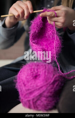 Tricot enfant laine rose-violet avec Banque D'Images