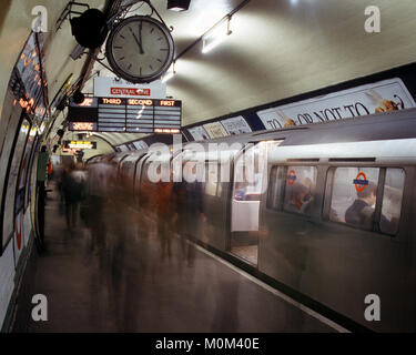 London Underground tube Londres train à Holborn Station en 1980, en Angleterre, Grande-Bretagne Banque D'Images